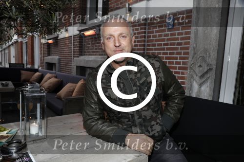 Rotterdam 22 maart 2017
Presentatie gay issue in Rotterdam. Gordon rijkt het eerste exemplaar uit.