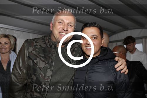 Rotterdam 22 maart 2017
Presentatie gay issue in Rotterdam. Gordon rijkt het eerste exemplaar uit. Gordon met beste vriend Patrick