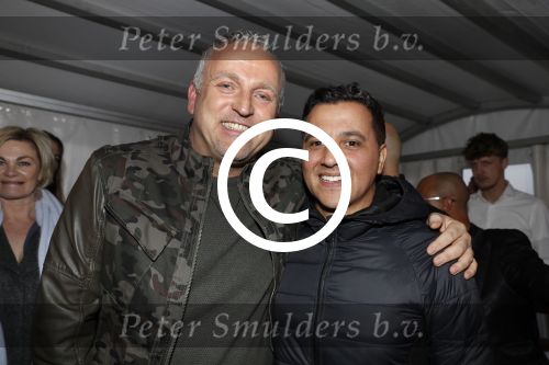 Rotterdam 22 maart 2017
Presentatie gay issue in Rotterdam. Gordon rijkt het eerste exemplaar uit. Gordon met beste vriend Patrick