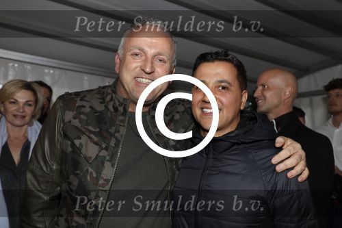 Rotterdam 22 maart 2017
Presentatie gay issue in Rotterdam. Gordon rijkt het eerste exemplaar uit. Gordon met beste vriend Patrick