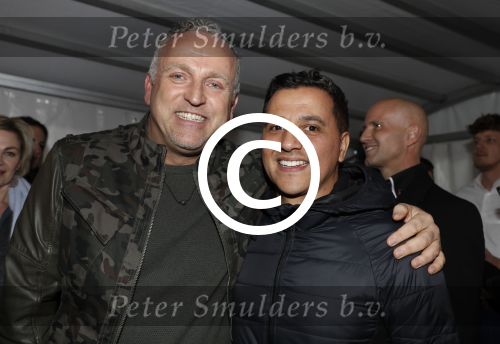 Rotterdam 22 maart 2017
Presentatie gay issue in Rotterdam. Gordon rijkt het eerste exemplaar uit. Gordon met beste vriend Patrick