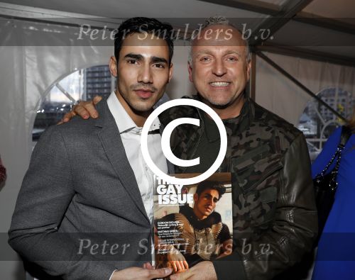 Rotterdam 22 maart 2017
Presentatie gay issue in Rotterdam. Gordon rijkt het eerste exemplaar uit.