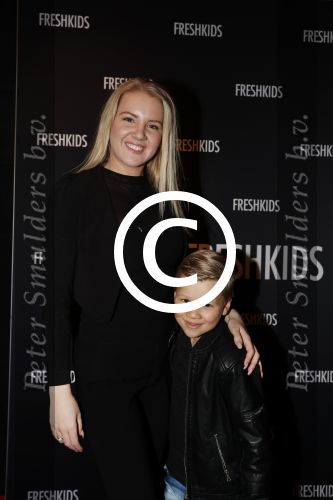 Amsterdam 26 maart 2017
Modeshow freshkids in the harbour club . kinderen en vrouwen van diverse voetballers liepen mee. Jerome Talsma gtst met moeder