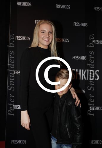 Amsterdam 26 maart 2017
Modeshow freshkids in the harbour club . kinderen en vrouwen van diverse voetballers liepen mee. Jerome Talsma gtst met moeder