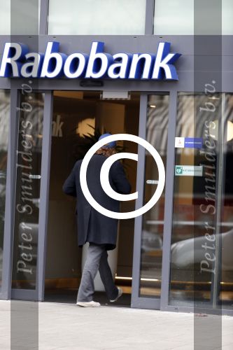 Amsterdam 11 maart 2017 
Jim de Groot haalt geld bij de Rabobank.