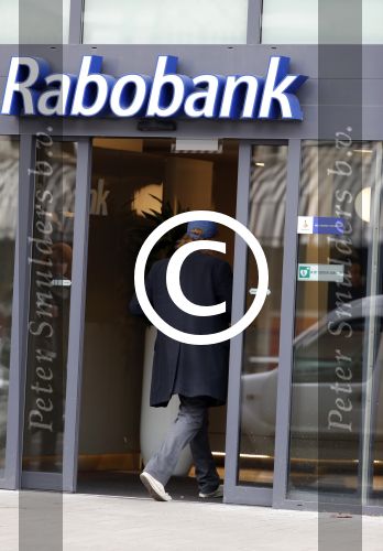 Amsterdam 11 maart 2017 
Jim de Groot haalt geld bij de Rabobank.