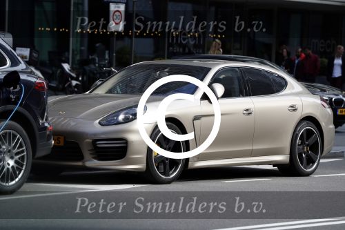 Amsterdam 30 maart 2017
Waylon haalt Joelle Witschge thuis op in zijn porsche panamera.