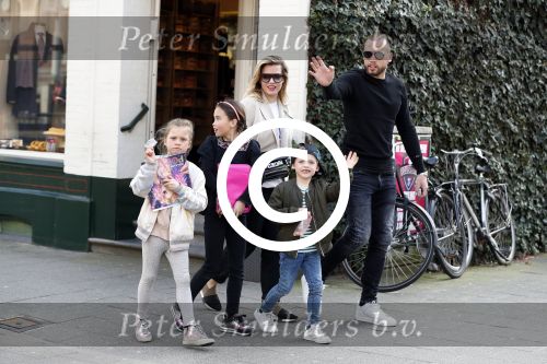 Amsterdam 28 maart 2017
Johnny heitinga met zijn vrouw Charlotte en kinderen jezebel en Lennox plus vriendinnetje in zuid op straat