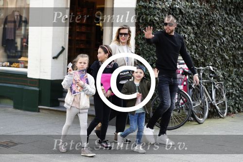 Amsterdam 28 maart 2017
Johnny heitinga met zijn vrouw Charlotte en kinderen jezebel en Lennox plus vriendinnetje in zuid op straat