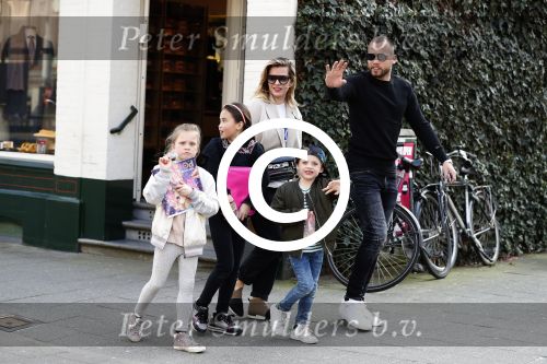 Amsterdam 28 maart 2017
Johnny heitinga met zijn vrouw Charlotte en kinderen jezebel en Lennox plus vriendinnetje in zuid op straat