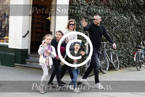 Amsterdam 28 maart 2017
Johnny heitinga met zijn vrouw Charlotte en kinderen jezebel en Lennox plus vriendinnetje in zuid op straat