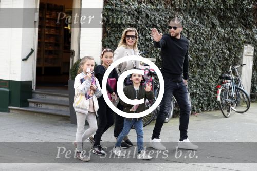 Amsterdam 28 maart 2017
Johnny heitinga met zijn vrouw Charlotte en kinderen jezebel en Lennox plus vriendinnetje in zuid op straat