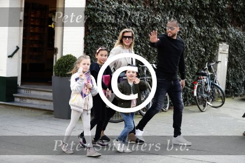 Amsterdam 28 maart 2017
Johnny heitinga met zijn vrouw Charlotte en kinderen jezebel en Lennox plus vriendinnetje in zuid op straat