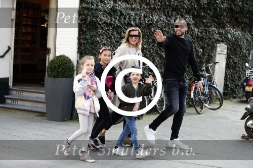 Amsterdam 28 maart 2017
Johnny heitinga met zijn vrouw Charlotte en kinderen jezebel en Lennox plus vriendinnetje in zuid op straat