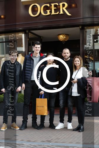 Amsterdam 28 maart 2017
Johnny heitinga met fans voor de deur bij Oger op de pc hooftstraat