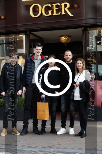 Amsterdam 28 maart 2017
Johnny heitinga met fans voor de deur bij Oger op de pc hooftstraat