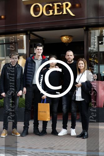 Amsterdam 28 maart 2017
Johnny heitinga met fans voor de deur bij Oger op de pc hooftstraat