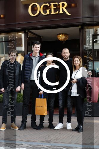 Amsterdam 28 maart 2017
Johnny heitinga met fans voor de deur bij Oger op de pc hooftstraat