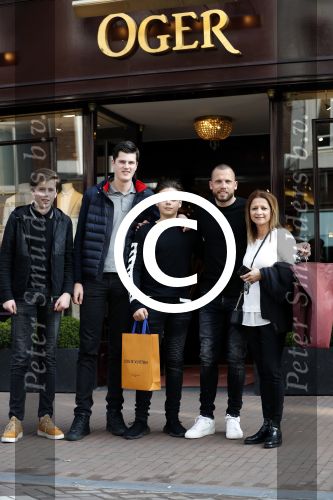 Amsterdam 28 maart 2017
Johnny heitinga met fans voor de deur bij Oger op de pc hooftstraat