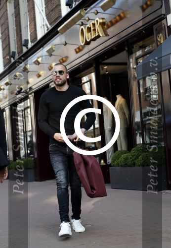 Amsterdam 28 maart 2017
Johnny heitinga met fans voor de deur bij Oger op de pc hooftstraat