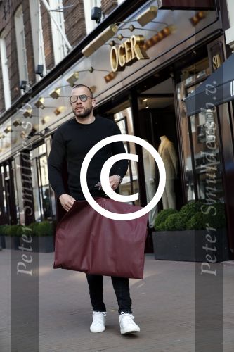 Amsterdam 28 maart 2017
Johnny heitinga met fans voor de deur bij Oger op de pc hooftstraat