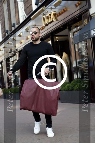Amsterdam 28 maart 2017
Johnny heitinga met fans voor de deur bij Oger op de pc hooftstraat
