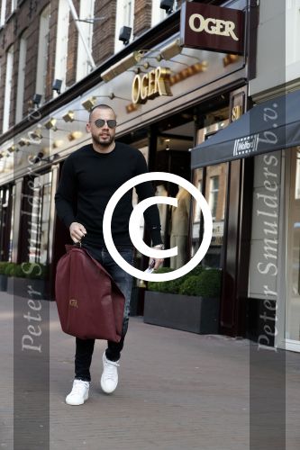 Amsterdam 28 maart 2017
Johnny heitinga met fans voor de deur bij Oger op de pc hooftstraat