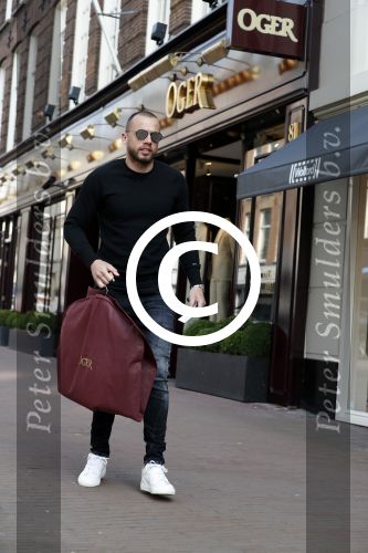 Amsterdam 28 maart 2017
Johnny heitinga met fans voor de deur bij Oger op de pc hooftstraat