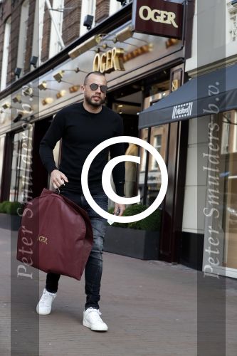 Amsterdam 28 maart 2017
Johnny heitinga met fans voor de deur bij Oger op de pc hooftstraat