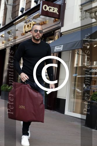 Amsterdam 28 maart 2017
Johnny heitinga met fans voor de deur bij Oger op de pc hooftstraat