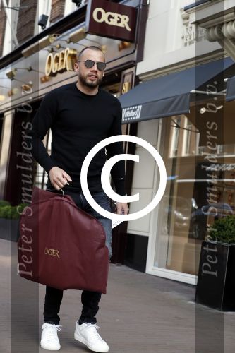 Amsterdam 28 maart 2017
Johnny heitinga met fans voor de deur bij Oger op de pc hooftstraat