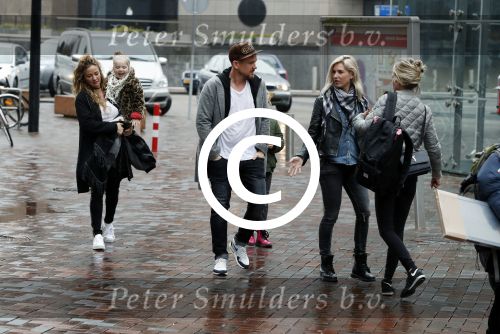 Amsterdam 18 maart 2017 
Johnny de Mol met zijn vriendin Anouk v Schie op weg naar premiere Smurfen in  Pathe Arena