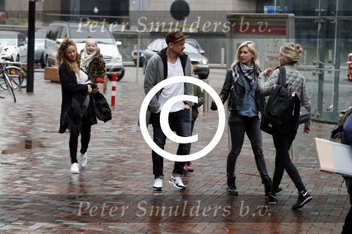Amsterdam 18 maart 2017 
Johnny de Mol met zijn vriendin Anouk v Schie op weg naar premiere Smurfen in  Pathe Arena