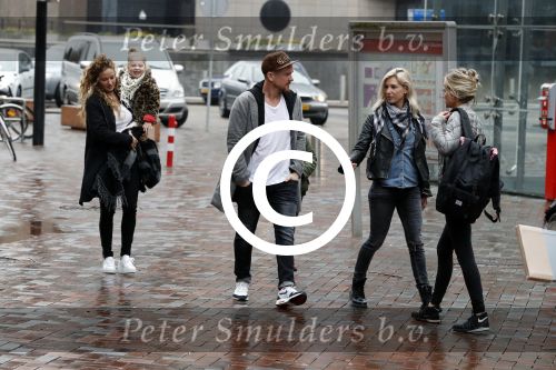 Amsterdam 18 maart 2017 
Johnny de Mol met zijn vriendin Anouk v Schie op weg naar premiere Smurfen in  Pathe Arena