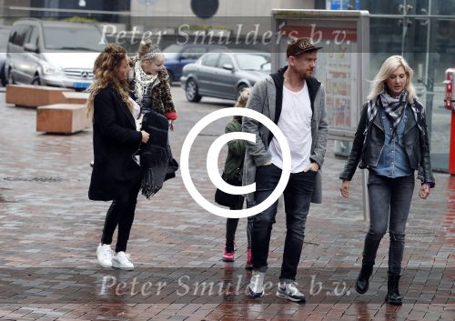 Amsterdam 18 maart 2017 
Johnny de Mol met zijn vriendin Anouk v Schie op weg naar premiere Smurfen in  Pathe Arena