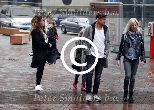 Amsterdam 18 maart 2017 
Johnny de Mol met zijn vriendin Anouk v Schie op weg naar premiere Smurfen in  Pathe Arena