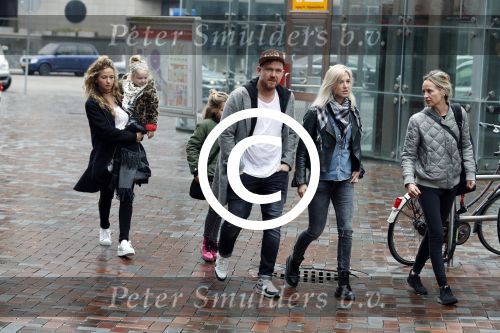 Amsterdam 18 maart 2017 
Johnny de Mol met zijn vriendin Anouk v Schie op weg naar premiere Smurfen in  Pathe Arena