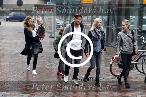 Amsterdam 18 maart 2017 
Johnny de Mol met zijn vriendin Anouk v Schie op weg naar premiere Smurfen in  Pathe Arena