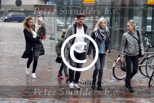 Amsterdam 18 maart 2017 
Johnny de Mol met zijn vriendin Anouk v Schie op weg naar premiere Smurfen in  Pathe Arena