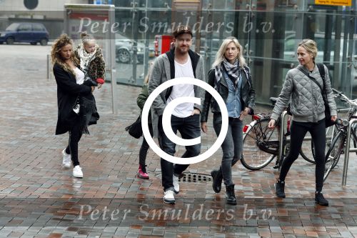 Amsterdam 18 maart 2017 
Johnny de Mol met zijn vriendin Anouk v Schie op weg naar premiere Smurfen in  Pathe Arena