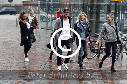 Amsterdam 18 maart 2017 
Johnny de Mol met zijn vriendin Anouk v Schie op weg naar premiere Smurfen in  Pathe Arena