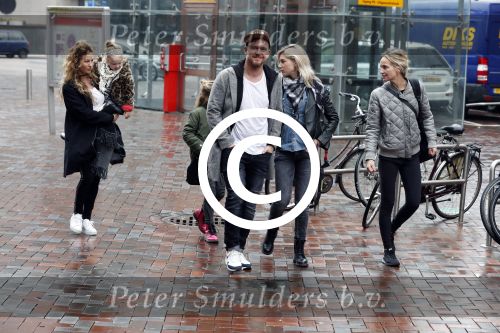 Amsterdam 18 maart 2017 
Johnny de Mol met zijn vriendin Anouk v Schie op weg naar premiere Smurfen in  Pathe Arena