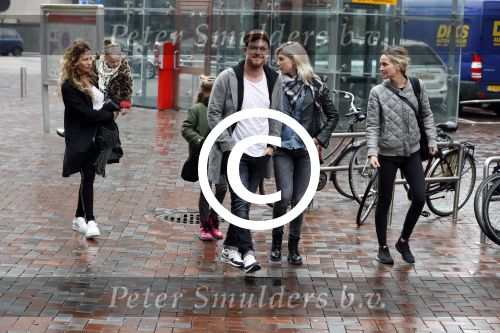 Amsterdam 18 maart 2017 
Johnny de Mol met zijn vriendin Anouk v Schie op weg naar premiere Smurfen in  Pathe Arena