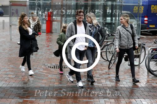 Amsterdam 18 maart 2017 
Johnny de Mol met zijn vriendin Anouk v Schie op weg naar premiere Smurfen in  Pathe Arena