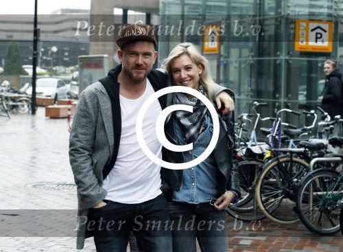 Amsterdam 18 maart 2017 
Johnny de Mol met zijn vriendin Anouk v Schie op weg naar premiere Smurfen in  Pathe Arena