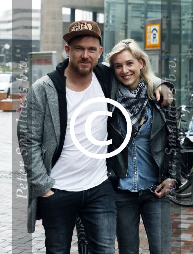 Amsterdam 18 maart 2017 
Johnny de Mol met zijn vriendin Anouk v Schie op weg naar premiere Smurfen in  Pathe Arena