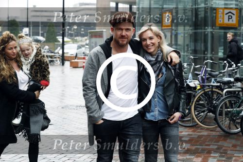 Amsterdam 18 maart 2017 
Johnny de Mol met zijn vriendin Anouk v Schie op weg naar premiere Smurfen in  Pathe Arena
