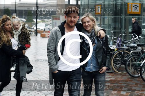 Amsterdam 18 maart 2017 
Johnny de Mol met zijn vriendin Anouk v Schie op weg naar premiere Smurfen in  Pathe Arena