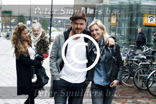 Amsterdam 18 maart 2017 
Johnny de Mol met zijn vriendin Anouk v Schie op weg naar premiere Smurfen in  Pathe Arena