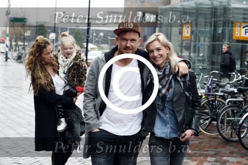 Amsterdam 18 maart 2017 
Johnny de Mol met zijn vriendin Anouk v Schie op weg naar premiere Smurfen in  Pathe Arena